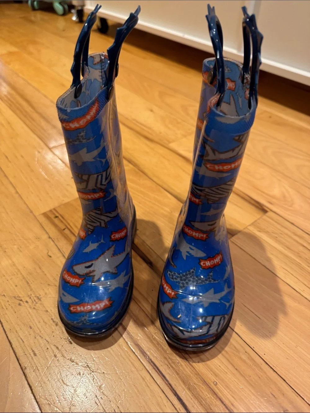 Children's Blue size 7/8 Light up Shark-Print Rain Boots with Easy Pull Handles